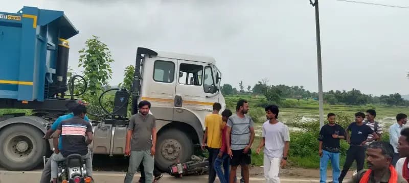 एनएच-39 पर बड़ा हादसा टला, हाईवा की चपेट में आने से बची तीन युवकों की जान