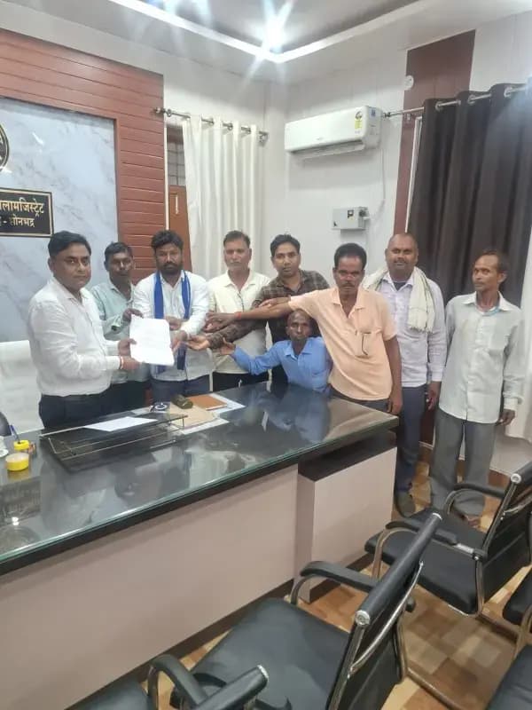 राजकीय आस्थान की विंण्ढमगंज में 23 बीघा भूमि पर व्यावसायिक उद्देश्य से पक्का निर्माण कर कब्जा के विरोध में एस डी एम दुद्धी को ज्ञापन