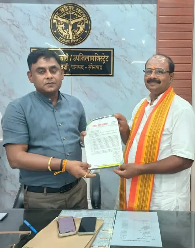 रेणुकूट व्यापार मंडल द्वारा रेणुकूट के व्यापारियों का जन्म और मृत्यु प्रमाण पत्र न बनाने के संदर्भ में उपजिलाधिकारी महोदय को सौपा ज्ञापन।