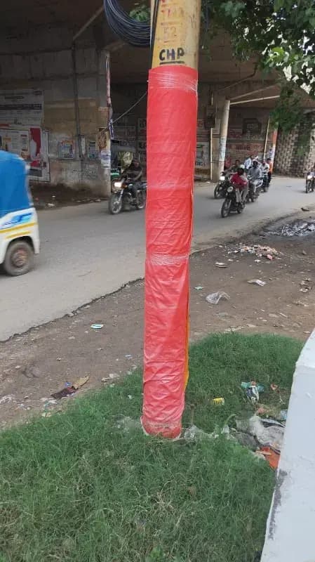 सावन में कांवरियों की सुरक्षा के लिए बिजली विभाग की नई पहल, लोहे के बिजली पोलों पर लगाए जा रहे प्लास्टिक कवच