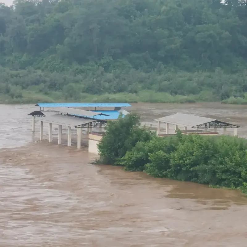 कनहर-ठेमा नदी उफान पर, संगम तट का श्मशान घाट जलमग्न