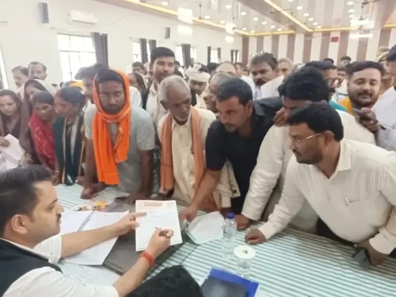 संपूर्ण समाधान दिवस में भाजपा पदाधिकारियों ने शमशान घाट सड़क निर्माण,बस स्टैंड,टेढ़ी बंधा व डिग्री कॉलेज सड़क निर्माण आदि मांगों को लेकर सौंपा ज्ञापन