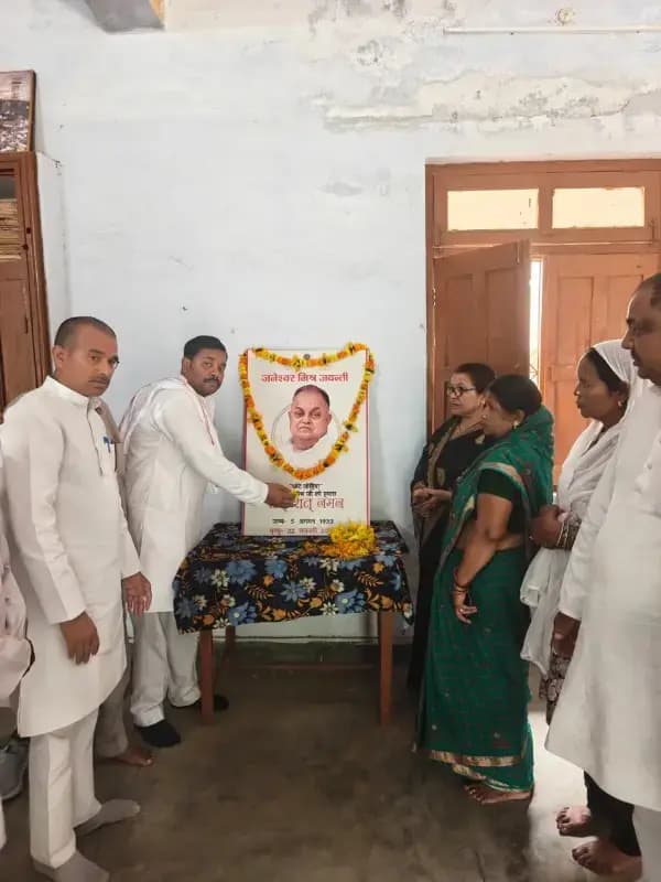 गोंडवाना भवन पर समाजवादी पार्टी की बैठक में नीरेंद्र सिंह गोंड को आगामी चुनाव में विजय दिलाने पर चर्चा