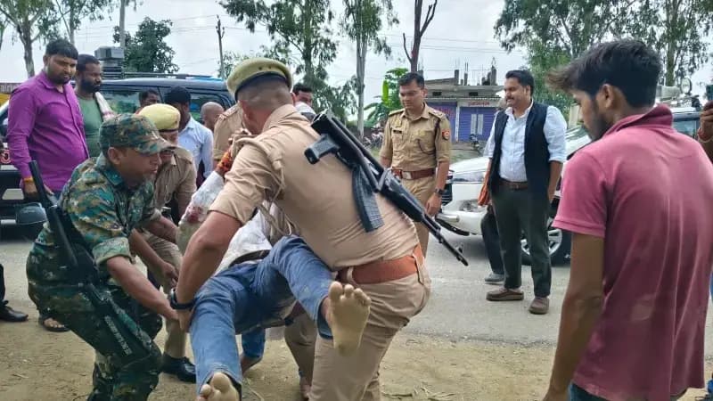 Sonbhadra - मानवीय संवेदनशीलता की मिसाल : डीएम चर्चित गौड़ और एसपी अभिषेक वर्मा ने सड़क हादसे के घायल को पहुंचाया अस्पताल.