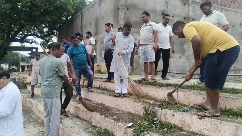 स्वतंत्रता दिवस सप्ताह के तहत दुद्धी के शिवाजी तालाब पर भाजपा ने चलाया स्वच्छता अभियान