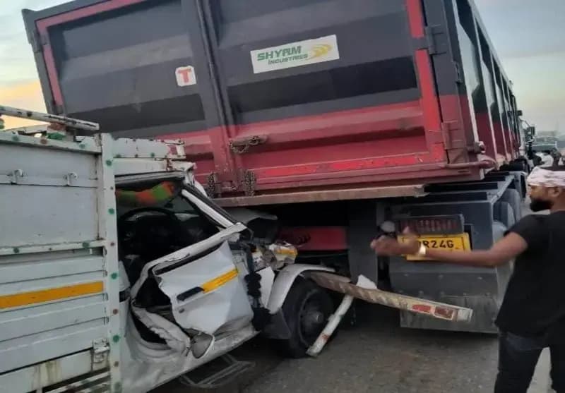 Road Accident: सड़क किनारे खड़े हाईवा में घुसी तेज रफ्तार पिकअप, चालक-खलासी की मौत