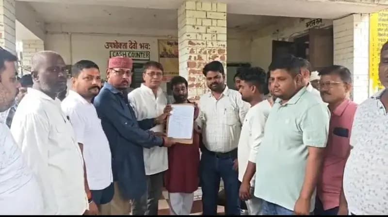 अघोषित बिजली कटौती से आक्रोशित नगरवासियों ने सबस्टेशन में किया प्रदर्शन