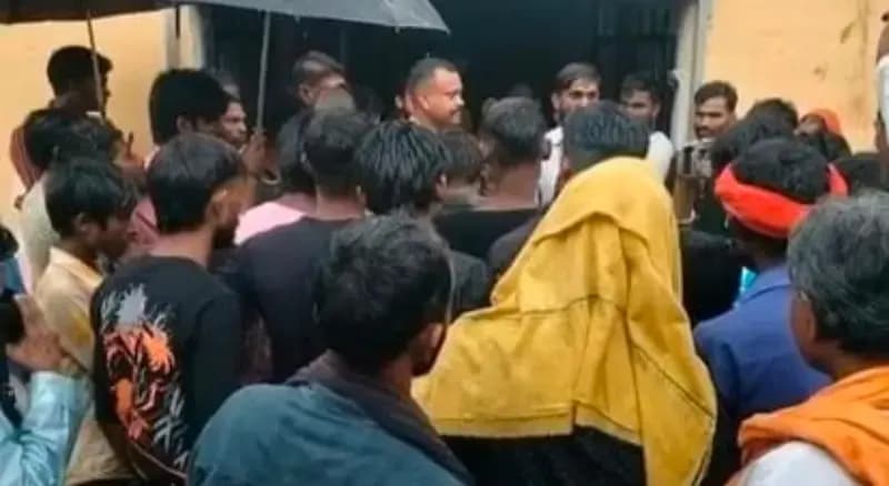 आकाशीय बिजली गिरने से किशोर की मौत, दंपती समेत सात झुलसे