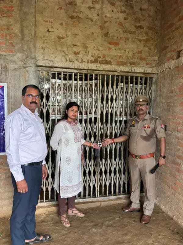 Sonbhadra crime:गौ तस्करी से अर्जित अवैध धन से बने ₹37.50 लाख के मकान पर कुर्की