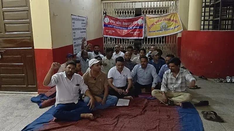 लेखपाल संघ ने लेखपाल के खिलाफ कार्रवाई की मांग उठाई