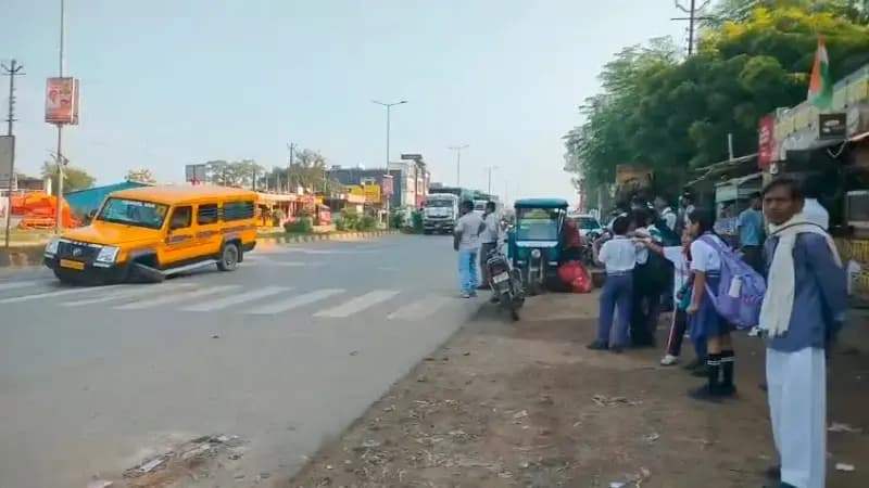 उरमौरा ढाबे के पास स्कूली वाहन का अगला चक्का टूटा, बाल-बाल बचे करीब 20 बच्चे