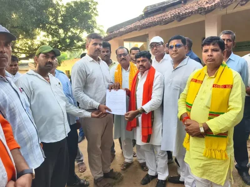 विद्यालय भवन निर्माण और शिक्षकों की कमी दूर कराने की मांग को लेकर संघर्ष समिति ने सौंपा ज्ञापन