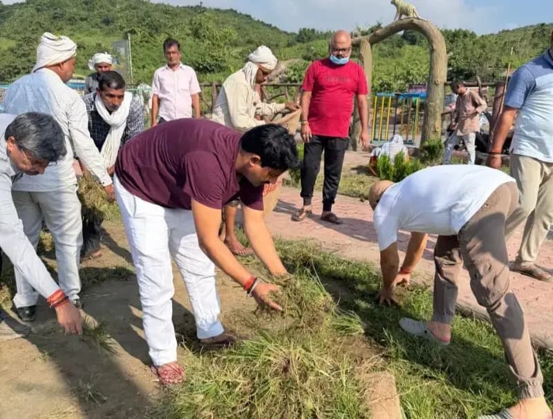 सोन ईको प्वाइंट पर चला स्वच्छता अभियान, अजीत रावत ने किया श्रमदान