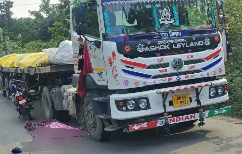 ट्रेलर की चपेट में आने से बाइक सवार की मौत, मचा कोहराम