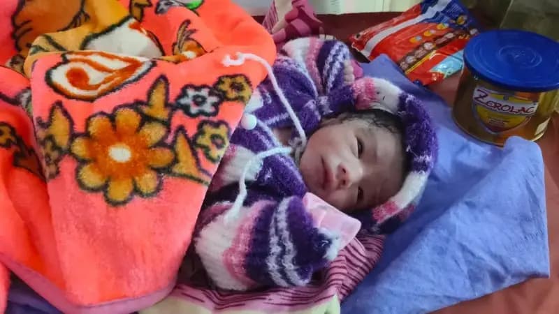 घोरावल में सड़क किनारे गूंजी किलकारी, युवकों ने मानवता की मिसाल,जच्चा-बच्चा की मदद की