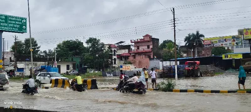 लगातार बारिश से इमरती कॉलोनी के सामने जलभराव, पंप से पानी निकालने में जुटा पालिका प्रशासन
