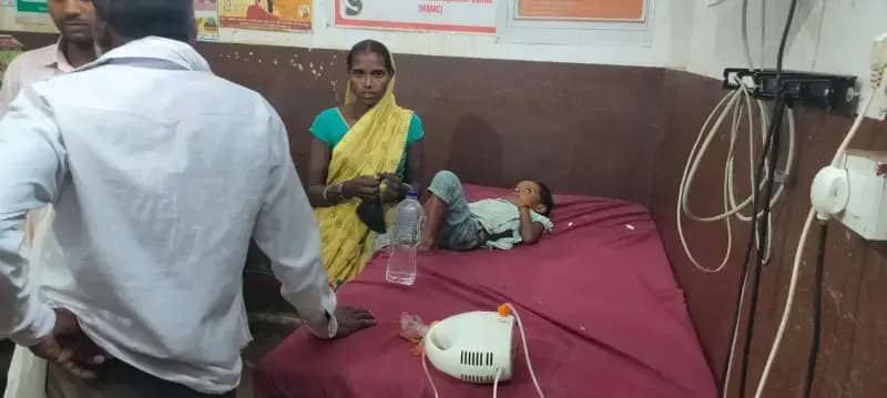 4 वर्षीय मासूम ने खेल-खेल में पकड़ा करैत सांप, सीएचसी दुद्धी में इलाज जारी