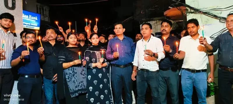 Bank strike:पांच दिवसीय बैंकिंग व्यवस्था की मांग को लेकर बैंक कर्मियों ने निकाला कैंडल मार्च