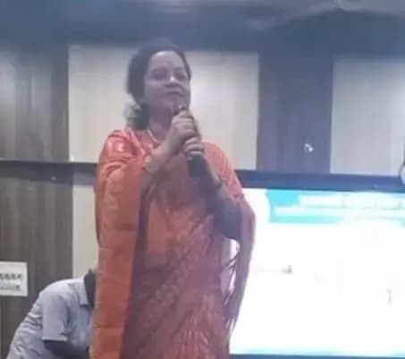 बैढ़न में भव्य कवि सम्मेलन, तालियों से गूंज उठा सभागार