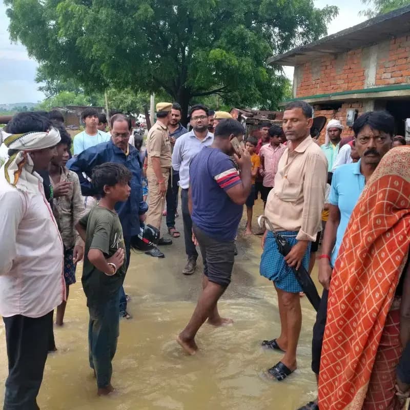 बेलवनिया में कच्ची बंधी टूटने से जलजमाव, 11 परिवारों को सुरक्षित निकाला गया