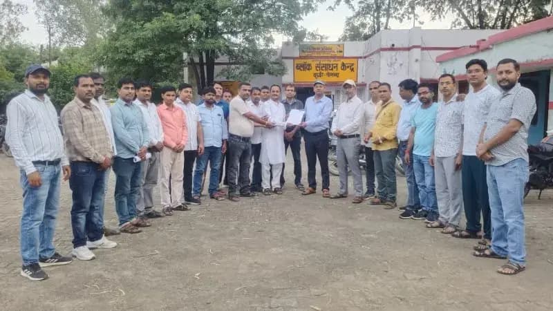 चयन वेतनमान के लिए दुद्धी में उत्तर प्रदेशीय प्राथमिक शिक्षक संघ ने लिया संज्ञान, खण्ड शिक्षा अधिकारी को सौंपा ज्ञापन