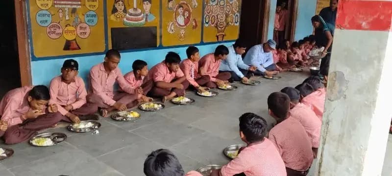 एसडीएम व बीईओ ने बच्चों संग किया मध्याह्न भोजन, विद्यालय की व्यवस्थाओं का लिया जायजा