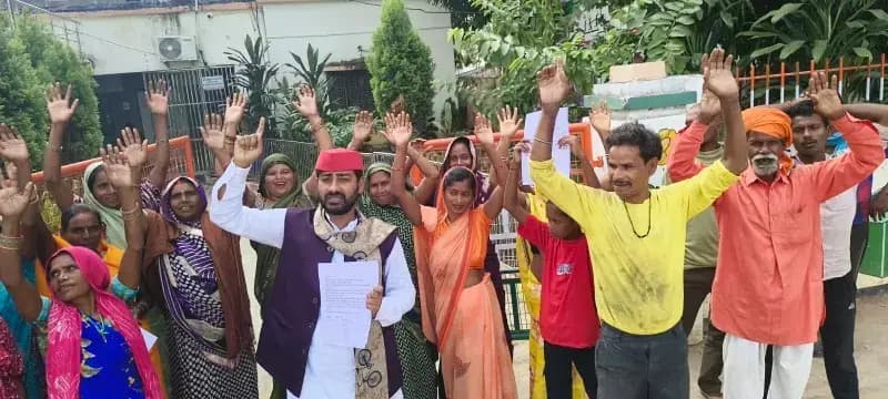 कीचड़युक्त सड़क से परेशान लोगों ने नगरपालिका कार्यालय का किया घेराव, सड़क और नाली निर्माण की उठाई मांग