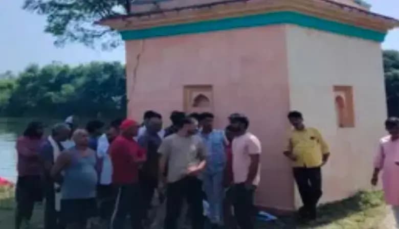 दो सौ साल पुराने शिव मंदिर में चोरी, शिवलिंग समेत चार प्राचीन मूर्तियां गायब; हनुमान प्रतिमा तोड़ने का प्रयास