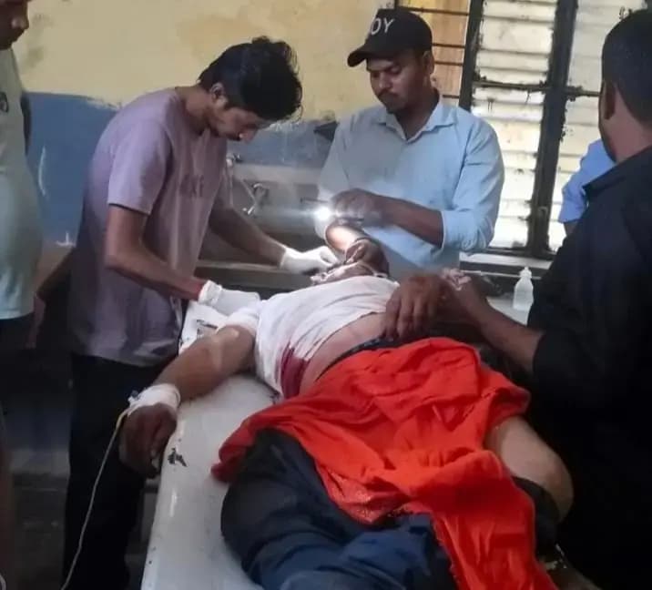आटा चक्की के पट्टे में फंसा युवक, गंभीर रूप से घायल