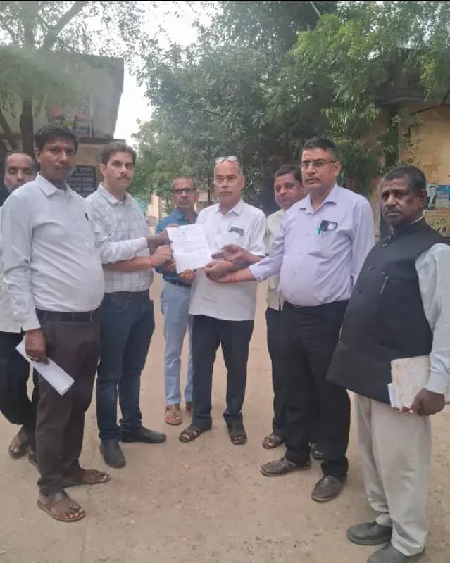 बार एसोसिएशन ने वादकारियों के लिए मेज-कुर्सियों की व्यवस्था कराने की मांग