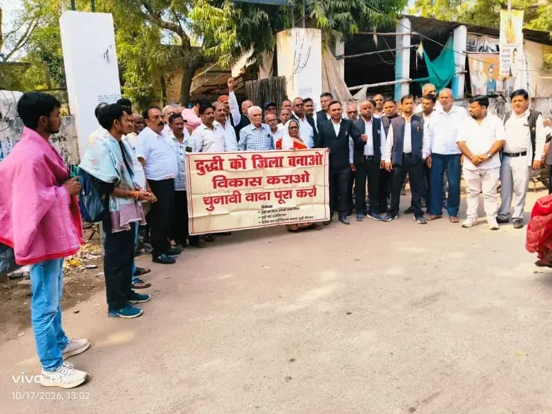 दुद्धी को जिला बनाने की मांग तेज, 83 वर्षीय वरिष्ठ अधिवक्ता बजरंग लाल उपाध्याय भी संघर्ष मोर्चा के प्रदर्शन में हुए शामिल