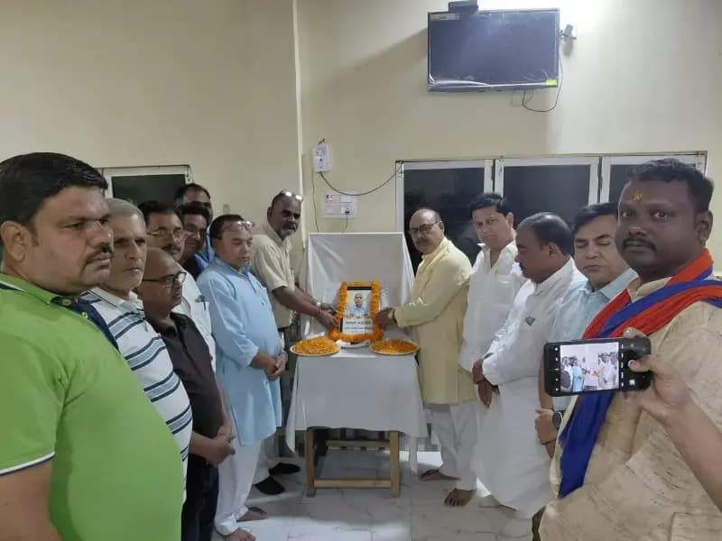 स्वर्गीय जगदीश्वर प्रसाद जायसवाल को नम आँखों से श्रद्धा सुमन अश्रुपूरित कर श्रद्धांजलि कर शोक सभा