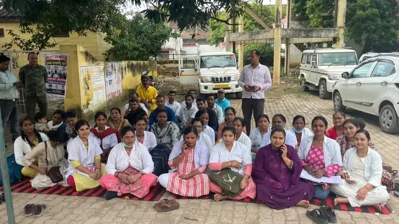 समान कार्य–समान वेतन और नियमितीकरण की मांग को लेकर एनएचएम कर्मचारियों का कार्य बहिष्कार, धरना जारी