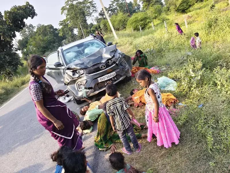 भीषण सड़क हादसा:कार-टेंपो की भीषण भिड़ंत में दो की मौत, दर्जनों घायल
