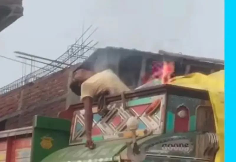 सोनभद्र: हाईवोल्टेज तार की चपेट में आने से ट्रक खलासी की मौत, चावल उतारने के बाद तिरपाल समेटते समय हुआ हादसा