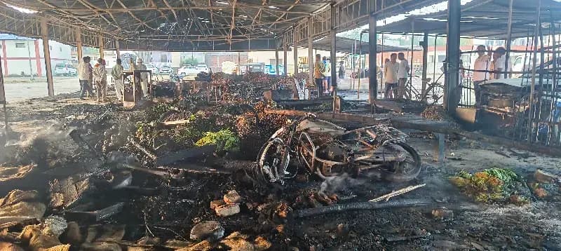सोनभद्र: राबर्ट्सगंज सब्जी मंडी में लगी भीषण आग, दो बाइक और एक कार जलकर राख