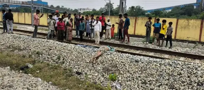 Obra:मालगाड़ी की चपेट में आने से बुजुर्ग की दर्दनाक मौत, शिनाख्त में जुटी पुलिस