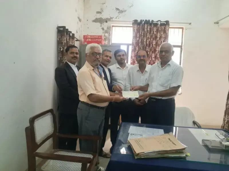 Court News:बीमा क्लेम के लिए भटक रहे रिटायर्ड कर्मचारी को मिली राहत,1.55 लाख रुपये का चेक