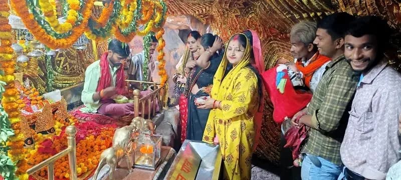 डाला वैष्णो मंदिर में उमड़ी श्रद्धालुओं की भीड़, मां ब्रह्मचारिणी का किया दर्शन-पूजन