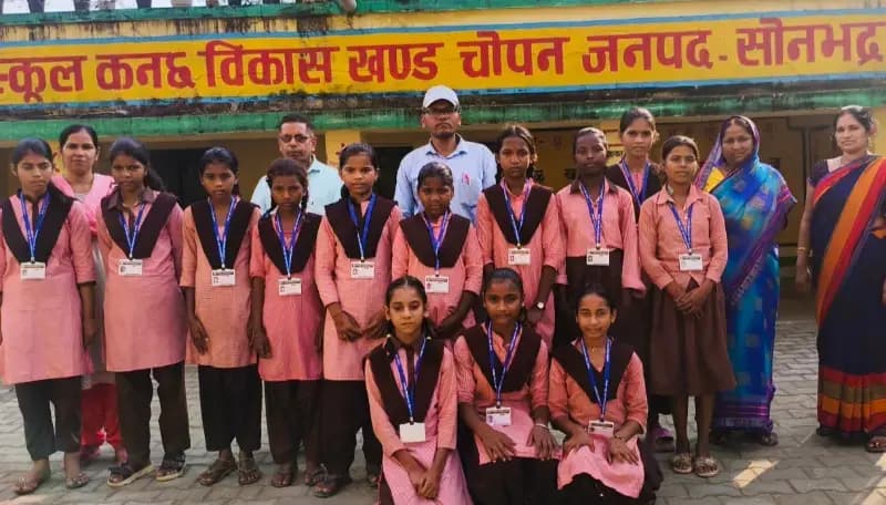 कम्पोजिट विद्यालय कनछ में छात्र-छात्राओं को वितरित किए गए निःशुल्क आईडी कार्ड, टाई और बेल्ट