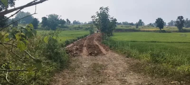 पोखरा गांव में रिटर्निंग वॉल निर्माण में घटिया सामग्री का प्रयोग, ग्रामीणों ने लगाया कोरमपूर्ति का आरो