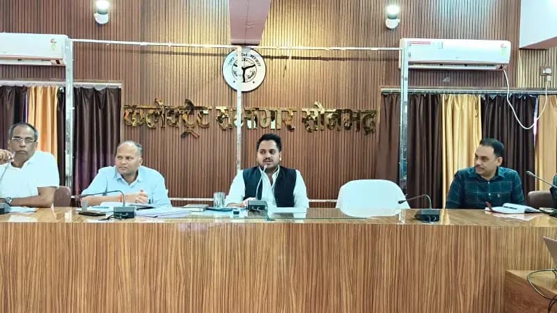 सोनभद्र: विधान परिषद स्नातक एवं शिक्षक निर्वाचन-2026 की तैयारियों की डीएम ने की समीक्षा,अधिकारियों को दिए कड़े निर्देश