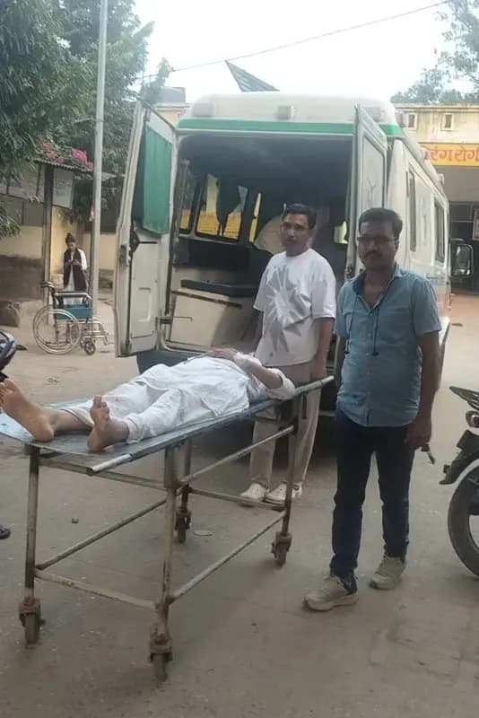 Duddhi:अनियंत्रित होकर स्कूटी से गिरी महिला, जिला अस्पताल रेफर