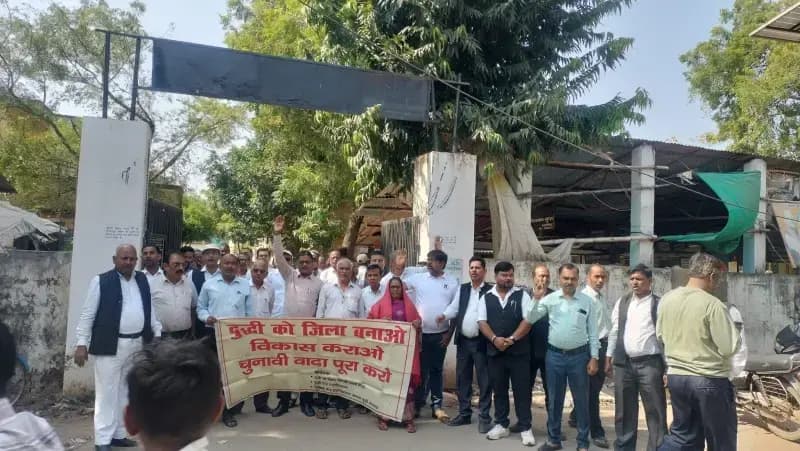 Duddhi - जिला बनाने की मांग को लेकर संघर्ष मोर्चा का जोरदार प्रदर्शन