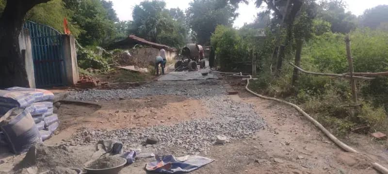 बभनी में नियम-कानून ताक पर: सड़क पेंटिंग में धांधली, जेई के मना करने पर भी ठेकेदारों ने नहीं रोका काम