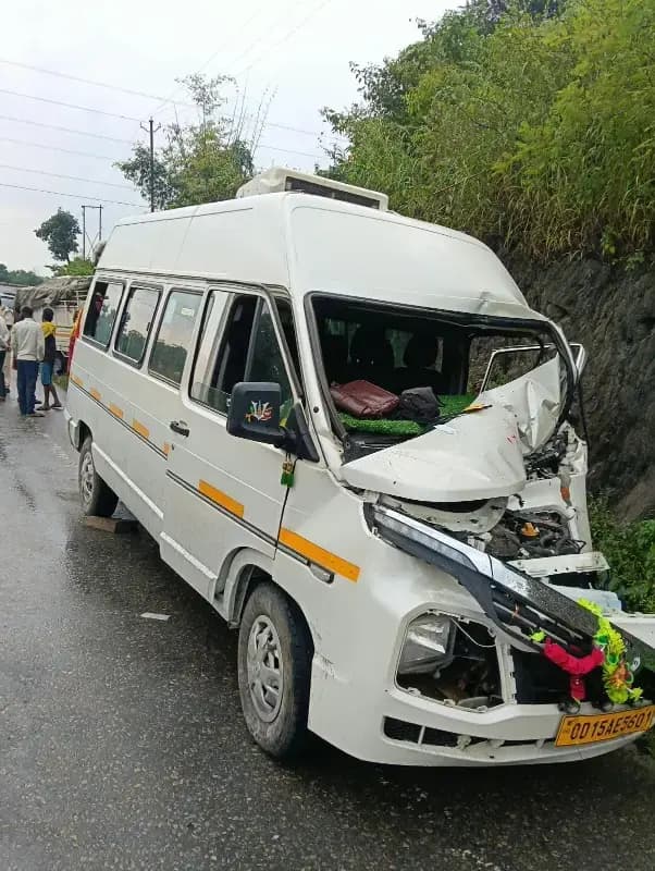 पंचर खड़ी पिकअप में पीछे से भिड़ी सवारियों से भरी ट्रैवलर, महिला की हालत गंभीर