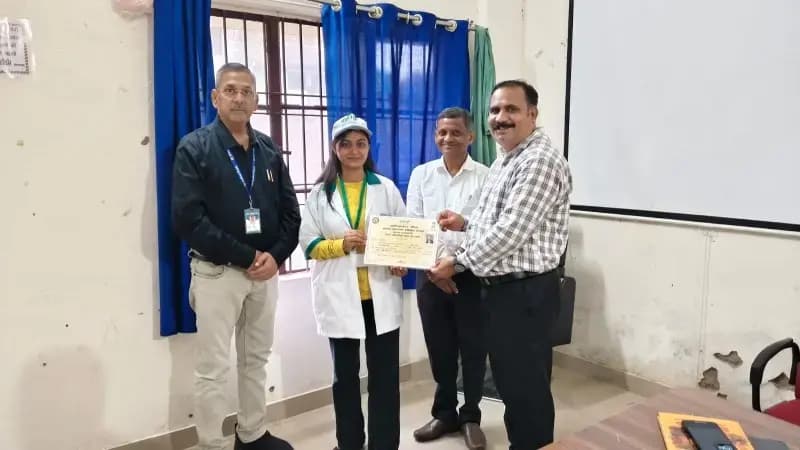 Sonbhadra News: आरसेटी में 35 दिवसीय ब्यूटी पार्लर प्रशिक्षण संपन्न, प्रशिक्षार्थियों को मिले प्रमाण-पत्र