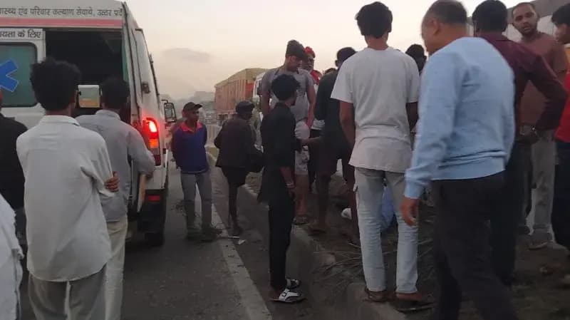 Dala:डिवाइडर से टकराकर सड़क पर गिरा बाइक सवार, दो घायल