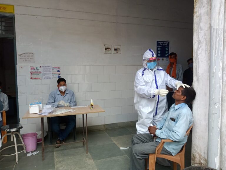 कोविड-19 टीम द्वारा दुद्धी सोनभद्र सामुदायिक स्वास्थ्य केंद्र में 27 मरीजों का हुआ परीक्षण।