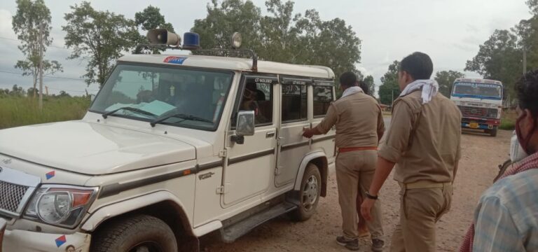 खड़ी ट्रेलर में चोरी करके भाग रहा चोर को ग्रामीणों ने पकड़ा